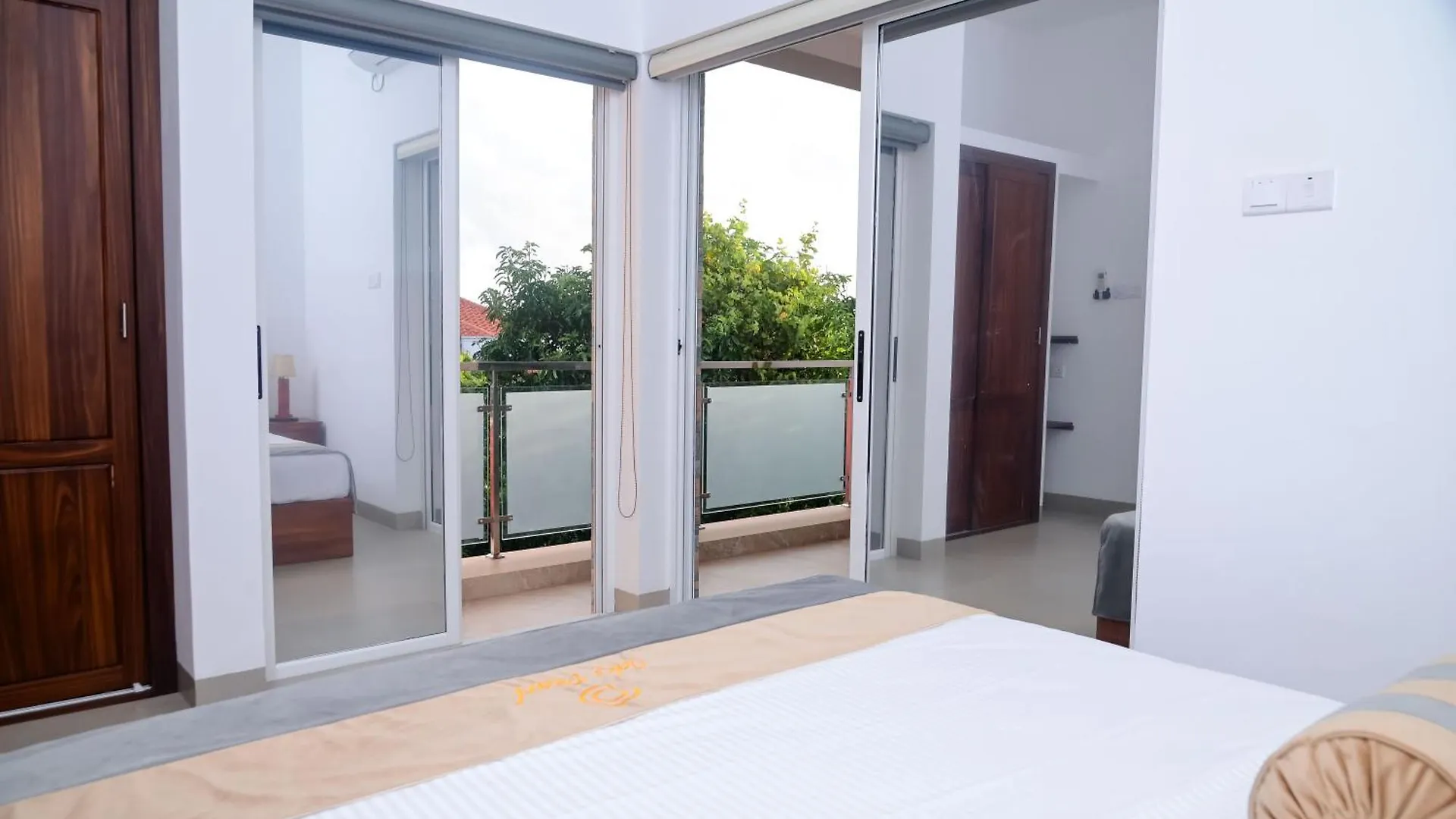 Oaks Pearl Apartment Negombo